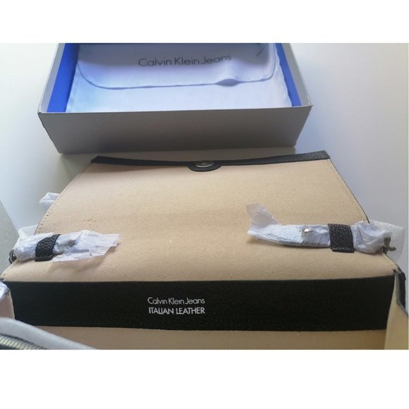 CALVIN KLEIN LEATHER LARGE ACCORDIAN CROSSBODY BAG - Picture 7 of 9